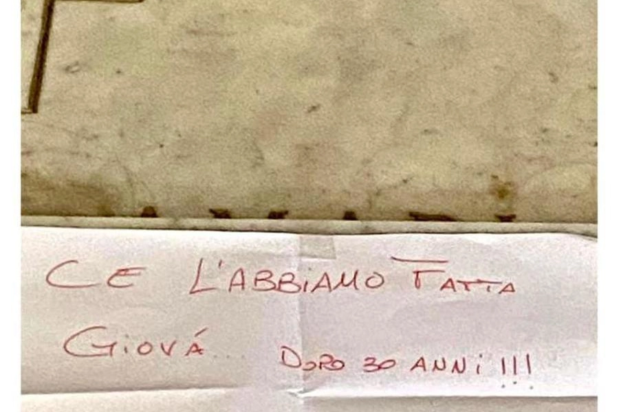 Il biglietto sulla tomba di Giovanni Falcone (Ansa)