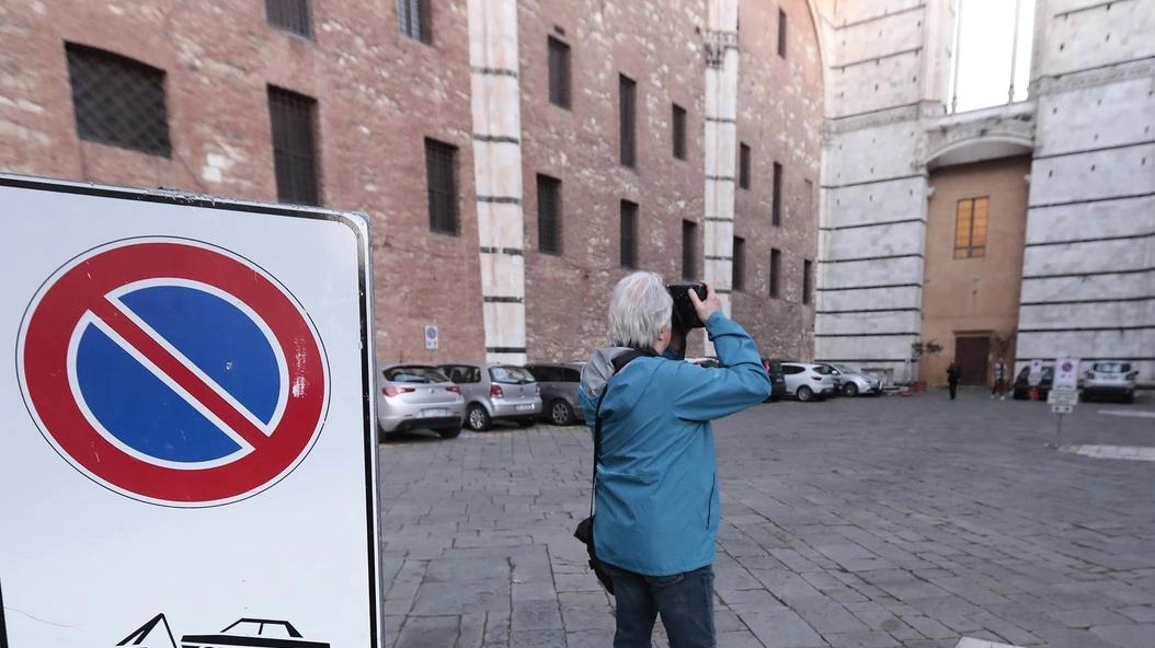 Piazza Jacopo della Quercia. Scatta il divieto di sosta
