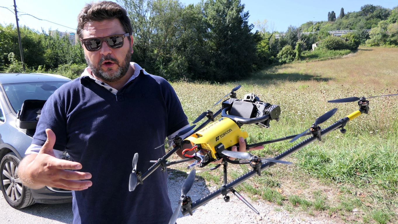 Un operatore con un drone (foto di repertorio)
