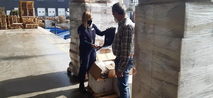 L’agenzia delle Dogane dona tre tonnellate di vestiti
