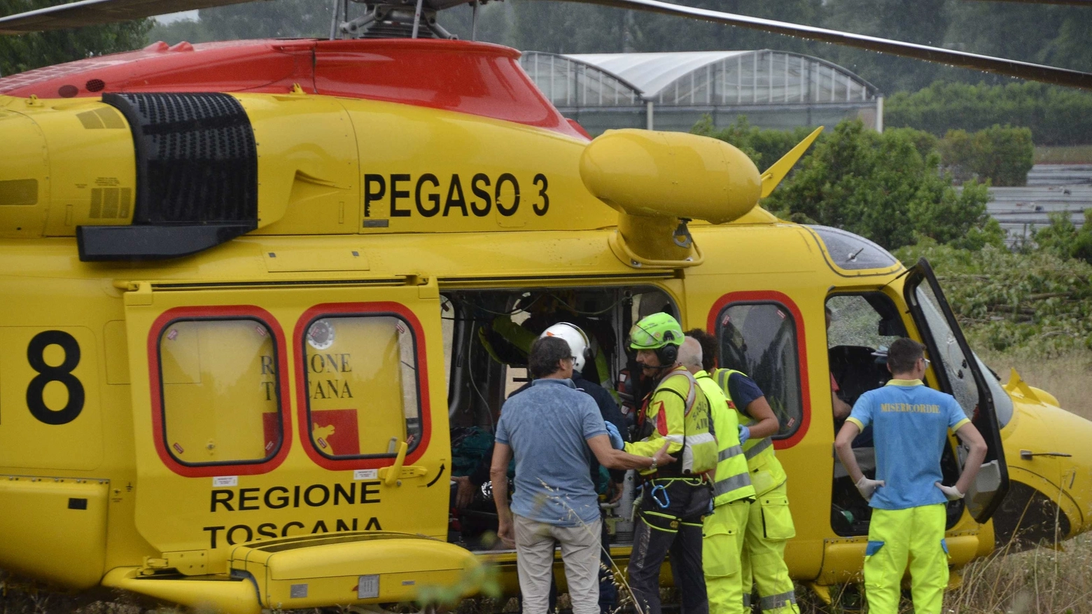 L'elicottero atterrato per l'incidente sulla Sarzanese
