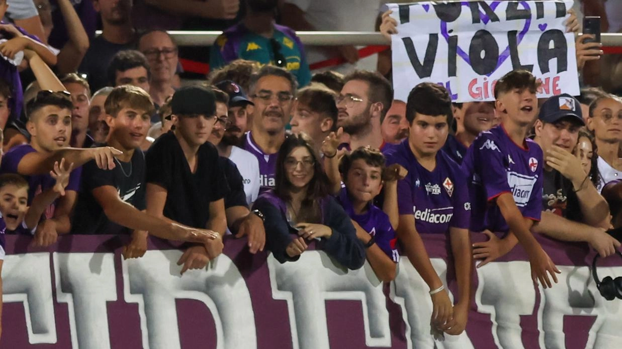 Trasferta scomoda e di metà settimana. Tifosi viola: in 450 anche a Frosinone Trasferta scomoda e di metà settimana. Tifosi viola: in 450 anche a Frosinone