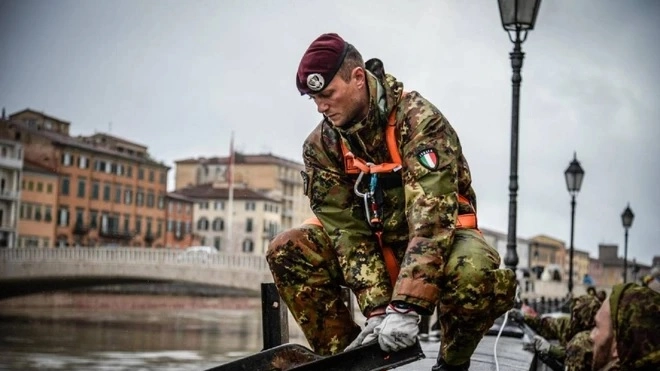 Paracadutisti arrivati a Pisa per la piena dell'Arno