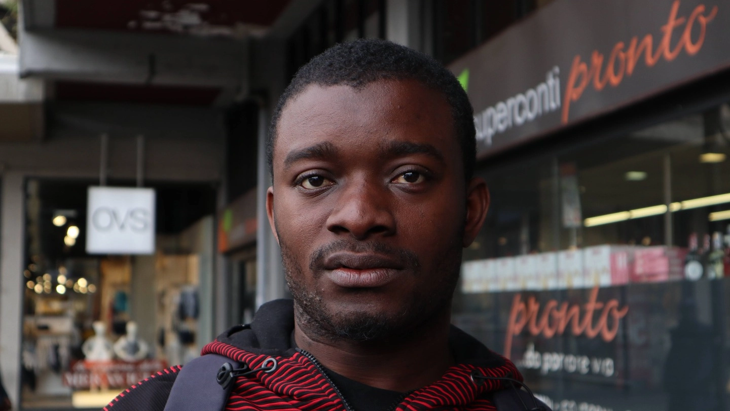 Anthony Akpoyibo è in attesa di asilo politico. Vive  delle offerte dei clienti dei supermercati ma vorrebbe lavorare 