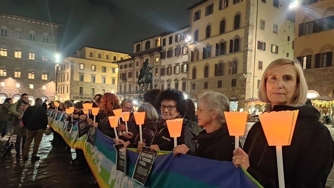 Donne insieme per la pace. Presidio in piazza Signoria. Un solo appello: "Fermatevi" Donne insieme per la pace. Presidio in piazza Signoria. Un solo appello: "Fermatevi"