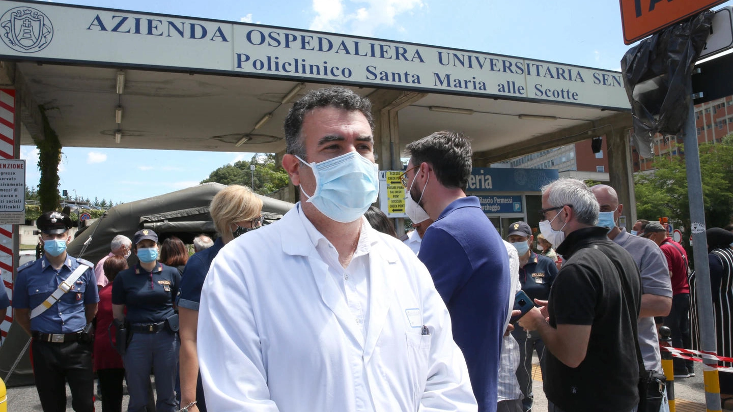 Il dottor Roberto Gusinu mentre fornisce aggiornamenti sulle condizioni di Zanardi