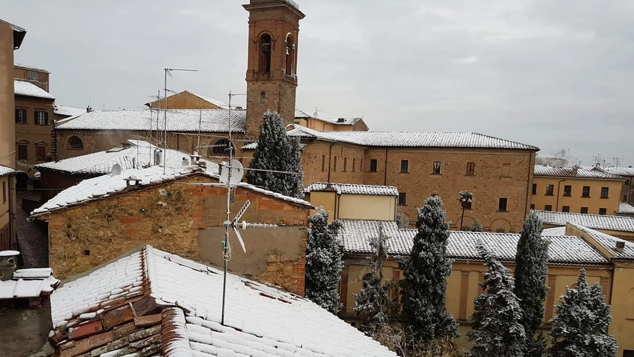I tetti di Volterra coperti da un soffice manto