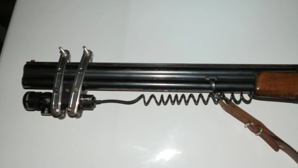 La parte del fucile sequestrato, alterata con il puntatore laser