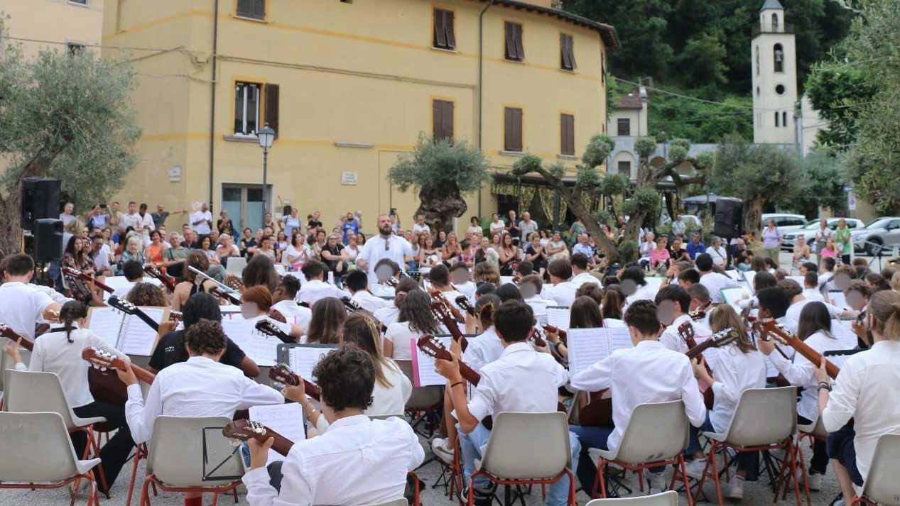 Un progetto musicale unisce quattro scuole, cinque maestri e cento chitarre in un'orchestra giovanile a Massa Carrara. Finanziato dalla Siae, promuove la musica e la creatività tra i ragazzi, con concerti e collaborazioni speciali.