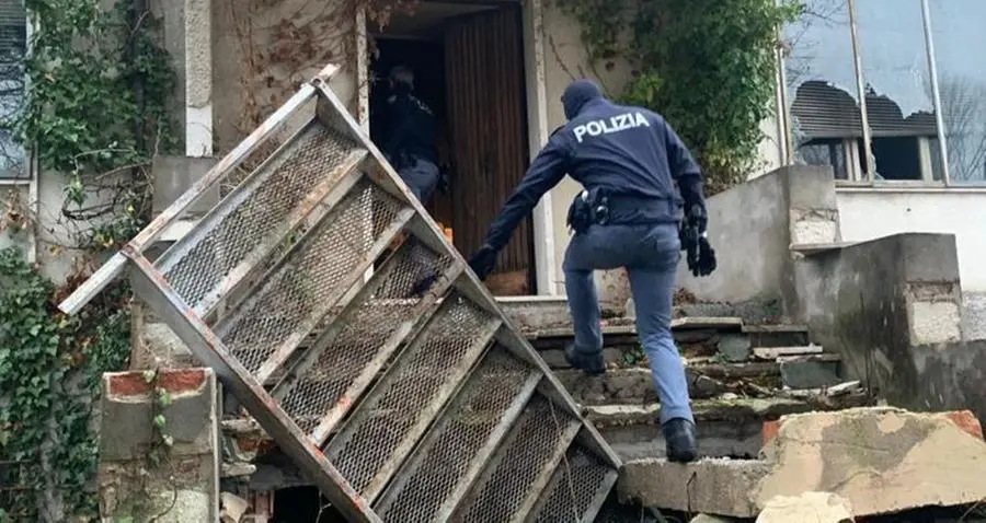 Tre extracomunitari sorpresi in un casolare a Marinella, uno viene rimpatriato
