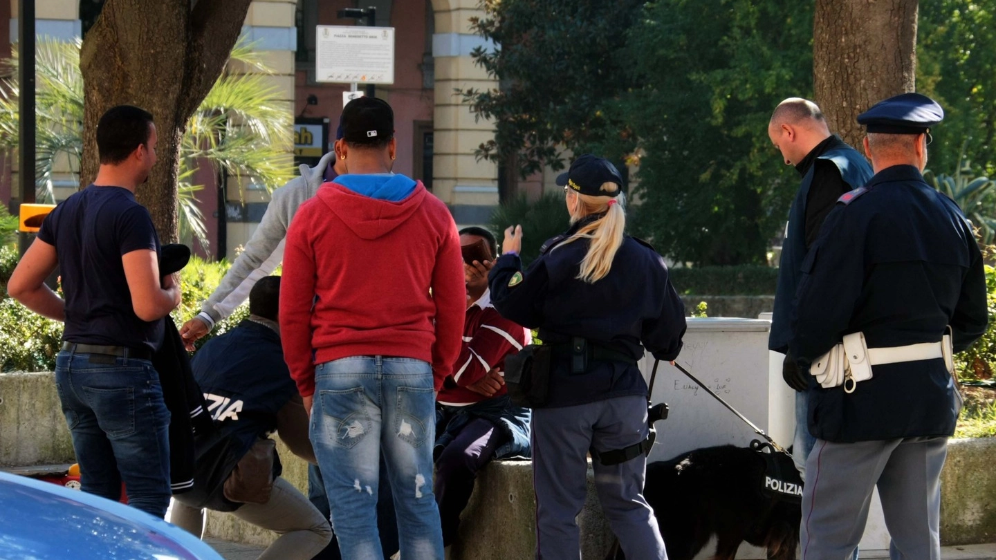 L’OPERAZIONE Due immagini dei controlli effettuati ieri mattina dalla Polizia di Stato in piazza Brin