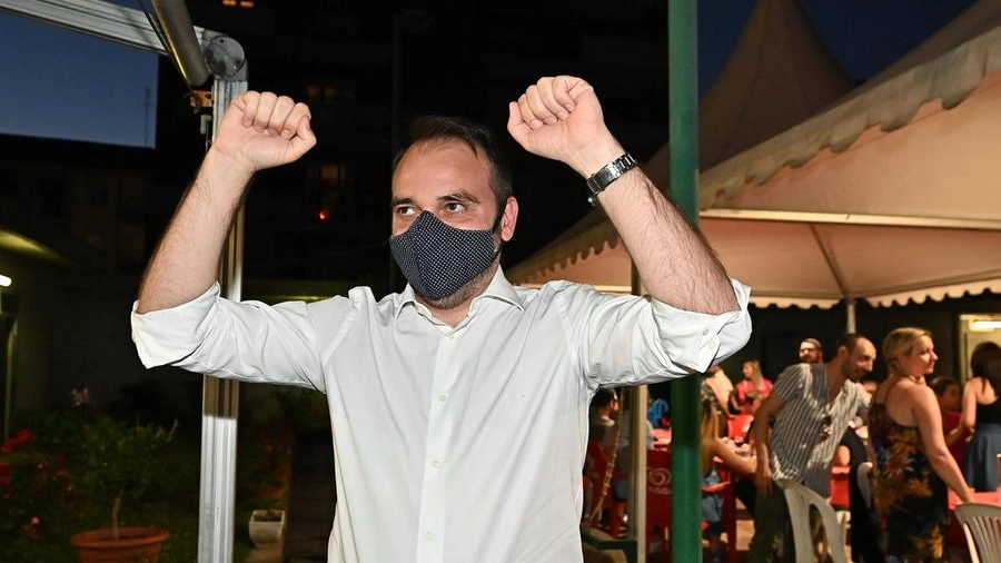 Stefano Lo Russo festeggia la vittoria alle primarie del centrosinistra