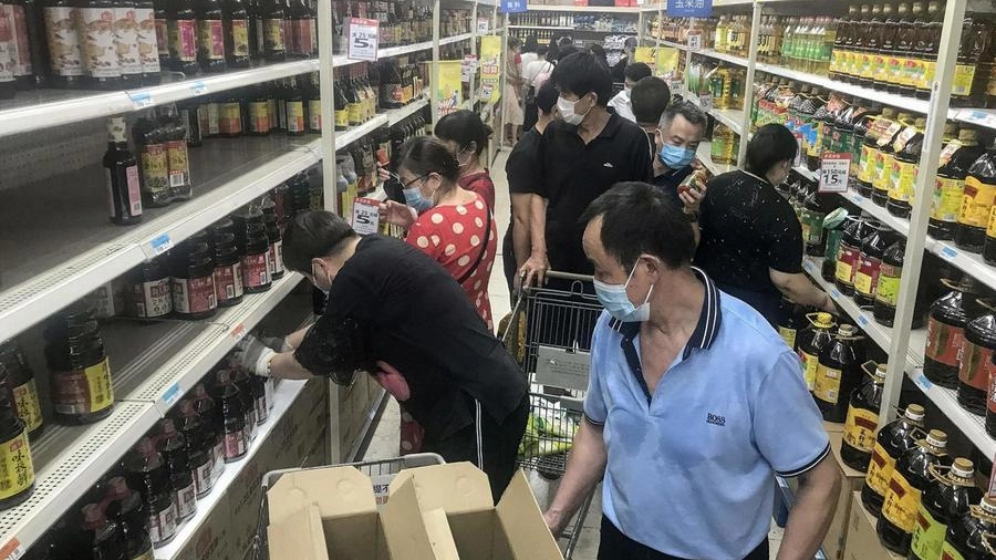 A Wuhan si fanno scorte nei supermercati dopo il nuovo lockdown