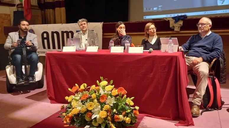 "La sicurezza sul lavoro è vita". Il teatro Pacini pieno di studenti. Una lezione che diventerà un’opera "La sicurezza sul lavoro è vita". Il teatro Pacini pieno di studenti. Una lezione che diventerà un’opera