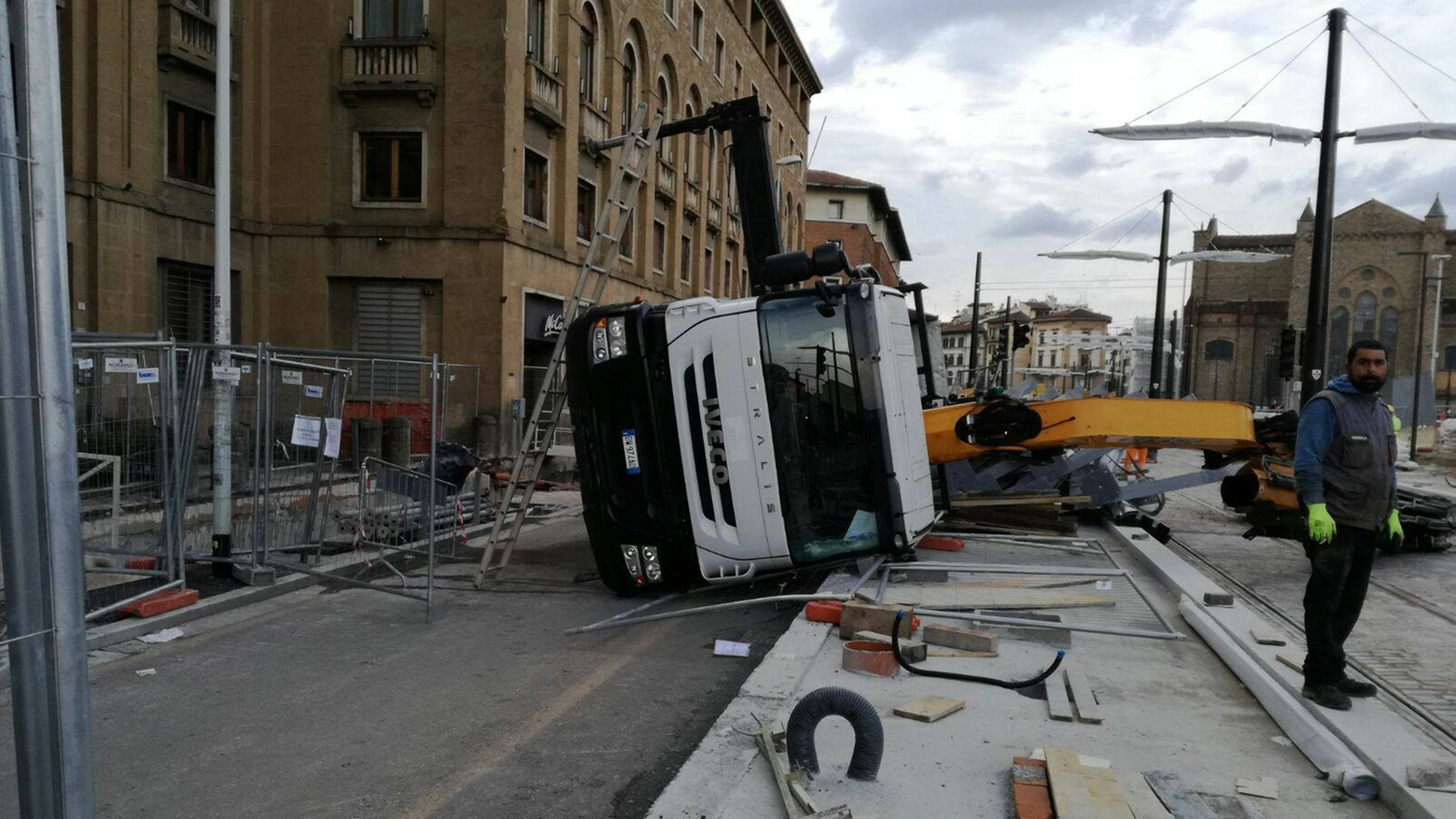 Camion si ribalta in piazza Stazione (foto Facebook assessore Giorgetti)
