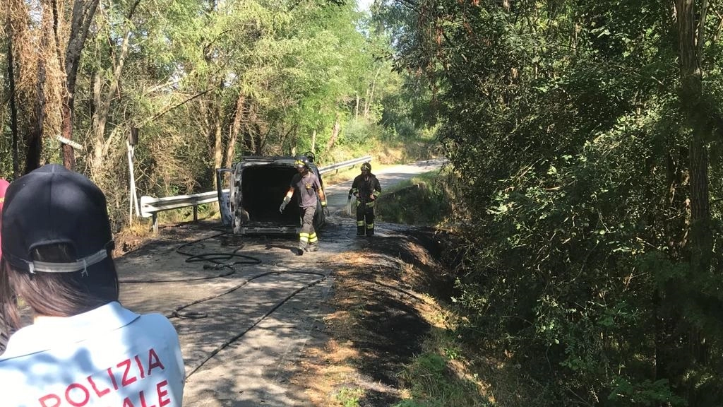 Il furgoncino distrutto dalle fiamme a Toiano di Palaia