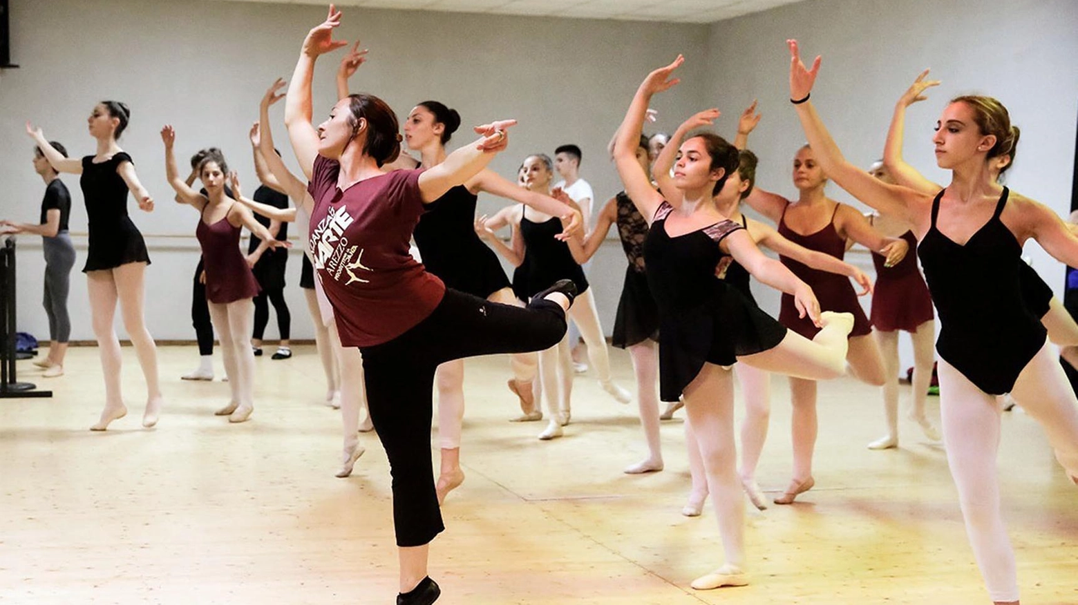 Formazione e spettacolo. Un anno a passo di danza Formazione e spettacolo. Un anno a passo di danza