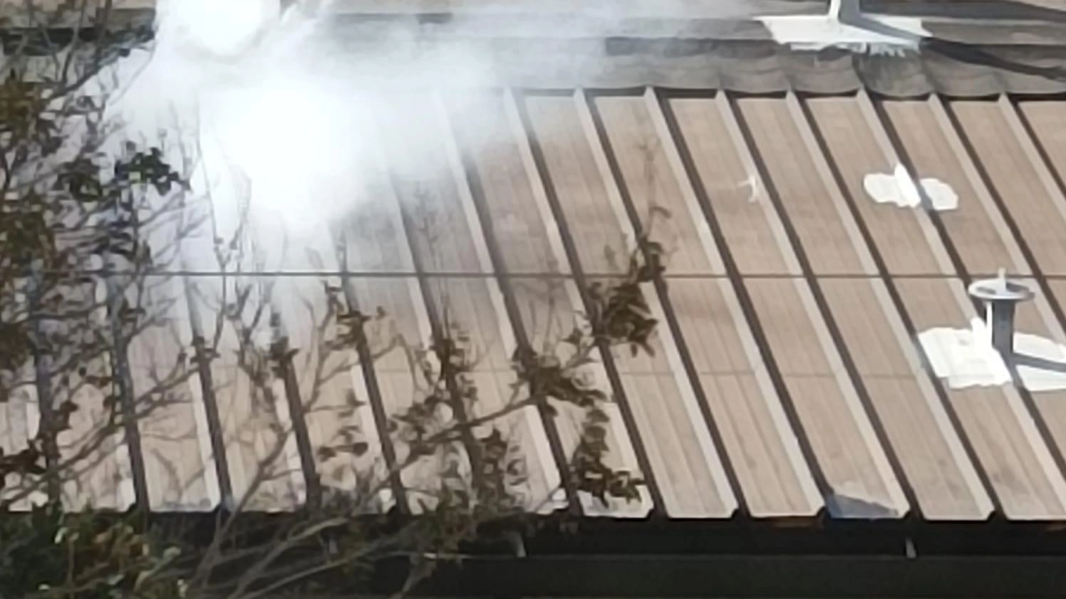 Incendio sul tetto della palestra. Evacuati tutti gli studenti. Due ragazzini intossicati dal fumo