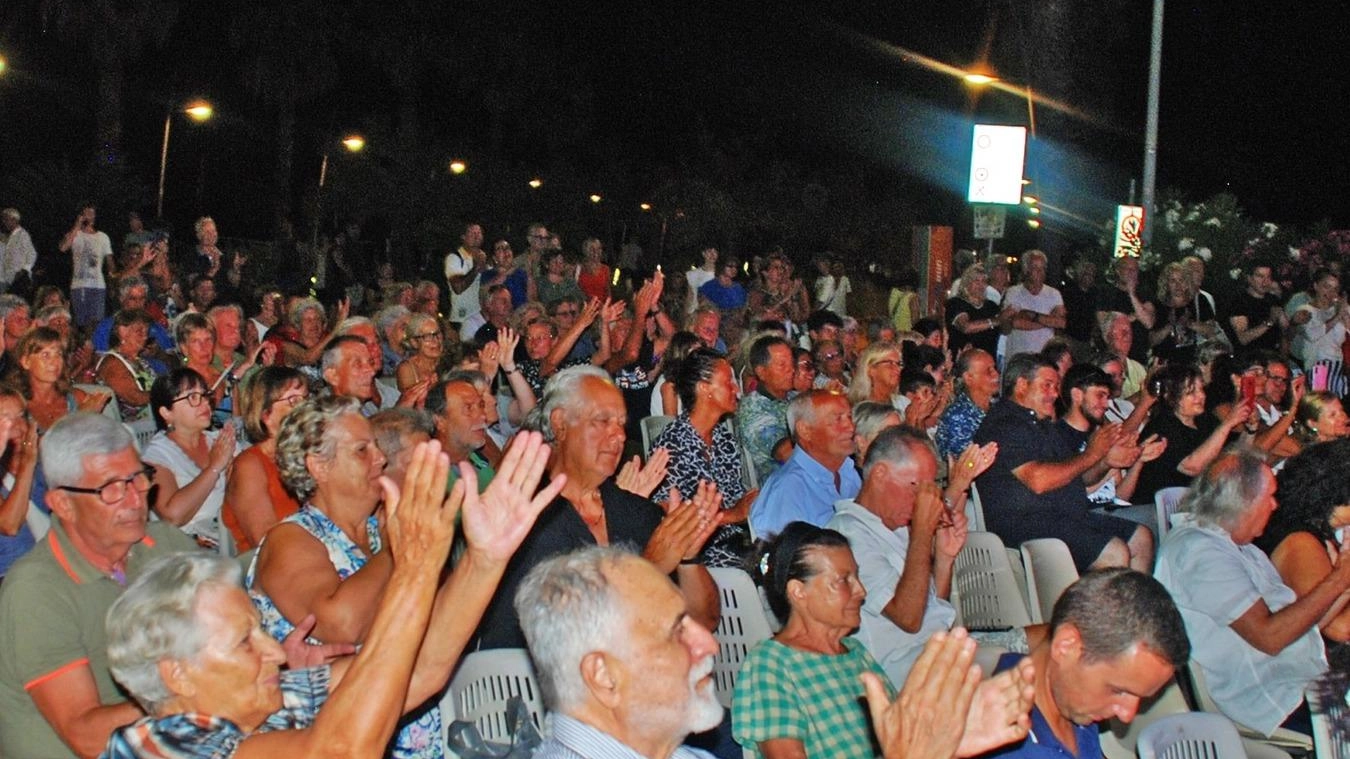 Cala il sipario su LidoFestival Dino Mancino e la sua musica Cala il sipario su LidoFestival Dino Mancino e la sua musica