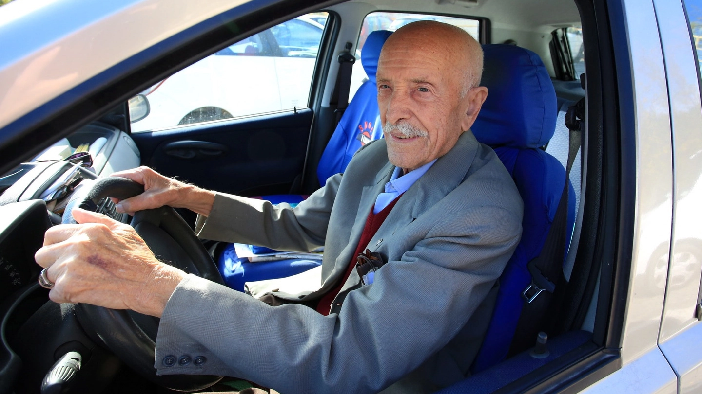 Basilio Pompei, 100 anni, al volante della sua Fiat Punto,  ha rinnovato la patente da poco