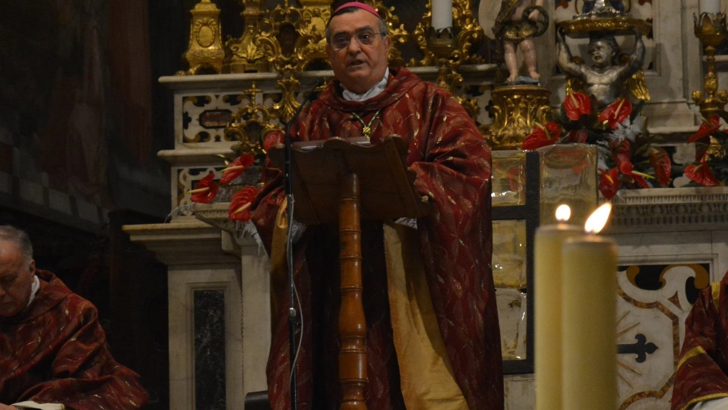 Il vescovo Agostinelli durante la messa di S. Stefano (foto Pecchioli/Attalmi)