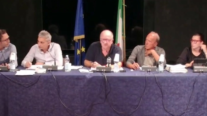 Il banco della giunta con Alessandrini. In alto il capogruppo della sinistra Genovesi