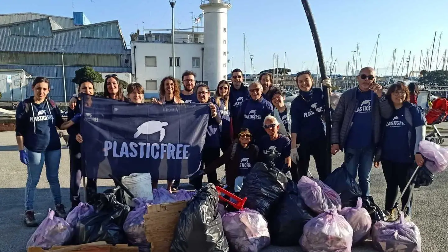 I volontari dell’associazione Plastic free hanno pulito tra gli scogli del molo
