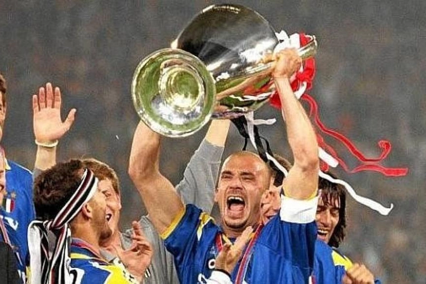 Gianluca Vialli alza la Champions League