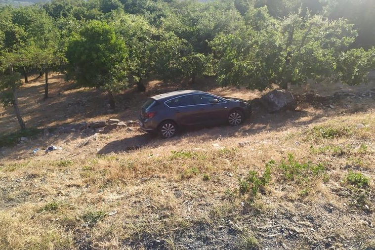 L'auto ferma in fondo alla discesa