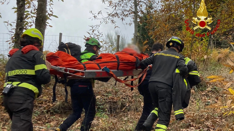 Il recupero dell'uomo caduto nel bosco (Foto vigili del fuoco) Il recupero dell'uomo caduto nel bosco (Foto vigili del fuoco)