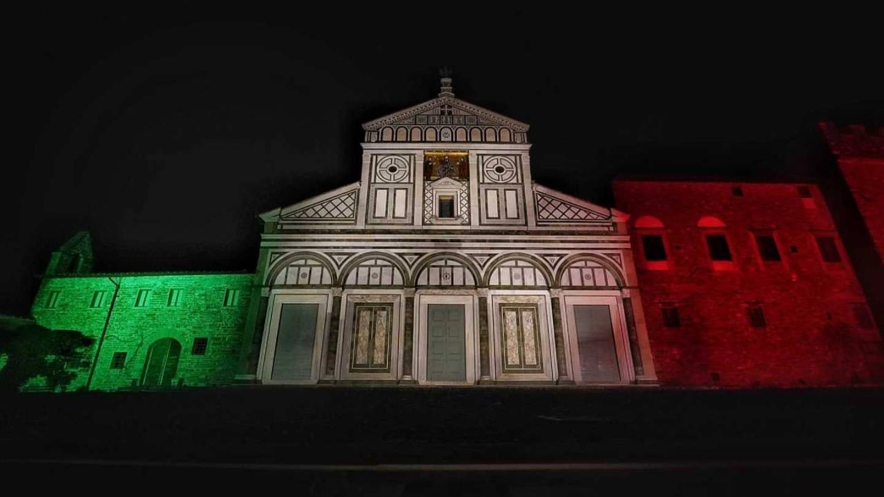 La basilica di San Miniato illuminata col tricolore