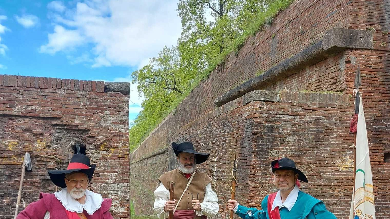 La “Festa della Libertà“  Un successo le iniziative  con gruppi storici  Contrade e Balestrieri