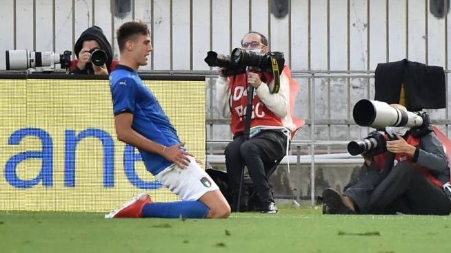 Lorenzo Lucca festeggia il gol con l'Under 21