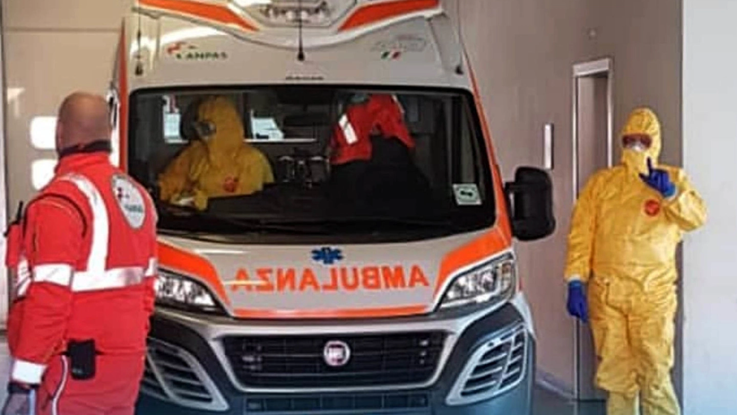 Il 61enne viareggino è stato trasferito dal Versilia a Cisanello in ambulanza