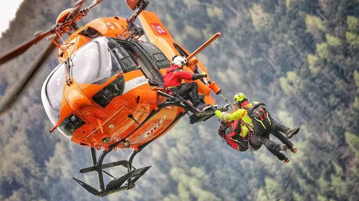 Intervento dell'elicottero di soccorso della Croce Bianca (Foto Ansa)