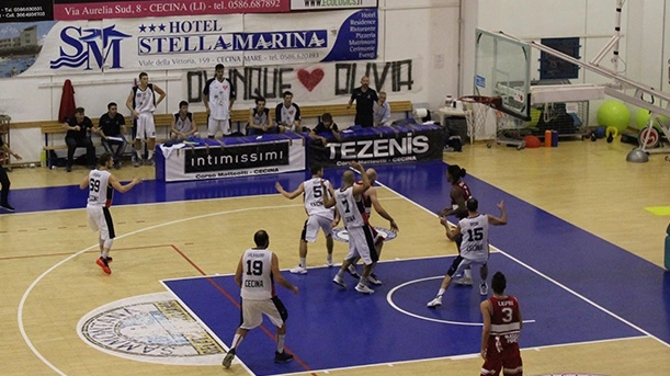 Un momento della partita giocata domenica tra Basket Cecina e Oleggio