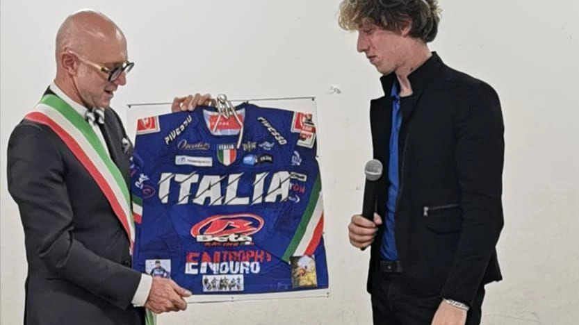 Campione europeo di Enduro Junior a squadre a Fucecchio: Lorenzo Bernini trionfa con la maglia azzurra
Campione europeo di Enduro Junior a squadre a Fucecchio: Lorenzo Bernini trionfa con la maglia azzurra