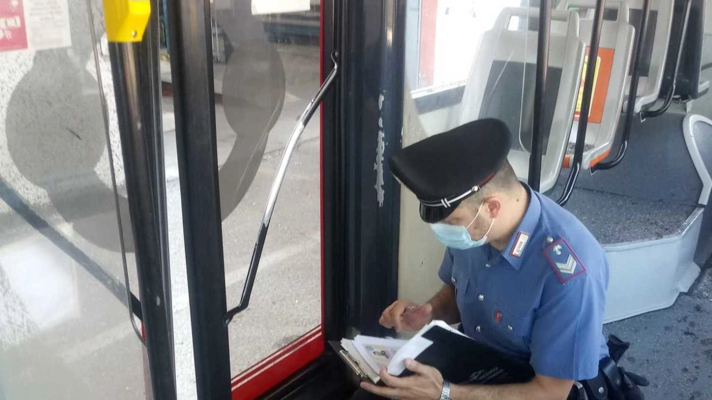 Un carabiniere controlla i danni al bus