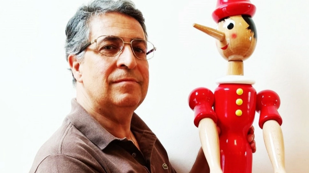 Giuseppe Garbarino, ideatore degli Itinerari Collodiani, con Pinocchio