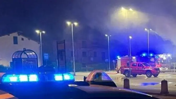 Poliziotti salvano due anziani Agenti fuori servizio ’eroi’ nell’abitazione che va a fuoco Poliziotti salvano due anziani Agenti fuori servizio ’eroi’ nell’abitazione che va a fuoco