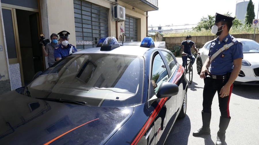 I carabinieri fuori dalla casa della tragedia (Attalmi)