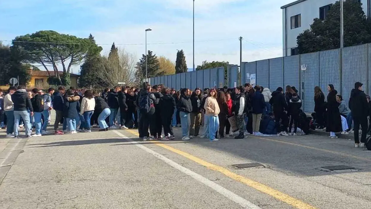 Gli studenti del Marconi ieri mattina Gli studenti del Marconi ieri mattina