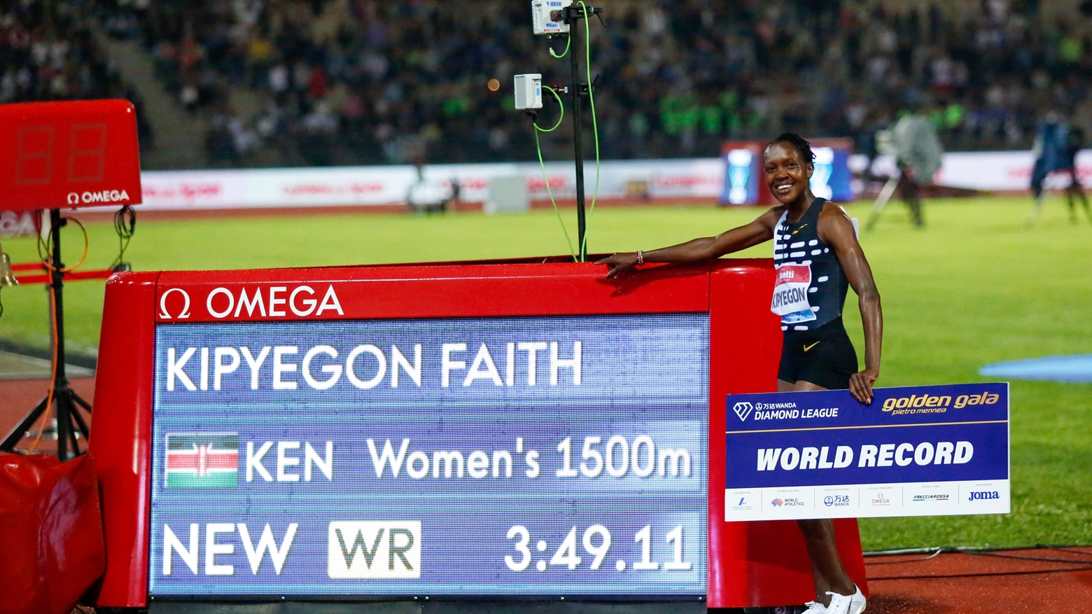 Faith Kipyegon festeggia il record del mondo (Davide Franco/Fotocronache Germogli)