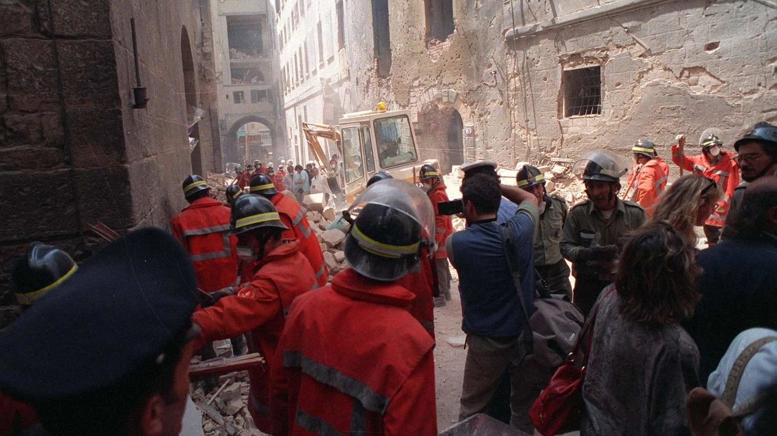 I vigili del fuoco la mattina dopo l'attentato in via dei Georgofili (Foto d'archivio)