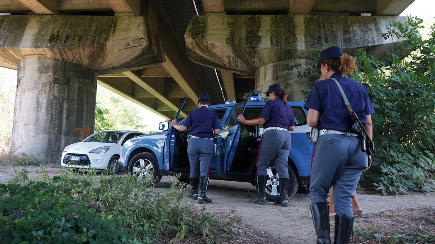 Ragazzi lanciano sassi dal greto del fiume colpendo veicoli in autostrada (Frascatore)