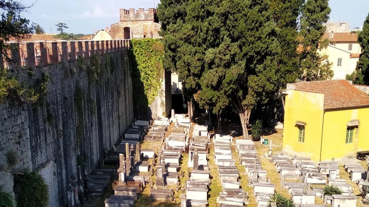 

Visita alla Sinagoga di Pisa: visite, libri, convegno, teatro e defibrillatore