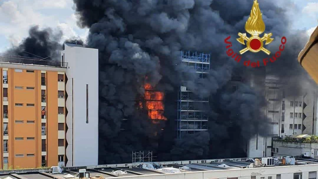 <p>Roma, incendio in una palazzina di otto piani: un morto, 10 intossicati, 7 ustionati di cui 3 gravi / <a href="https://www.quotidiano.net/video/roma-incendio-in-una-palazzina-di-otto-piani-a-colli-aniene-un-morto-diversi-feriti-u8mn72a6">VIDEO</a></p>