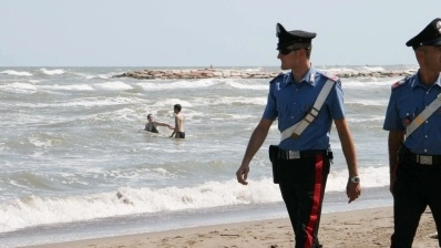I carabinieri di Lerici hanno denunciato un anziano:  è accusato di aver adescato  una minorenne offrendole caramelle e facendole avances a sfondo sessuale