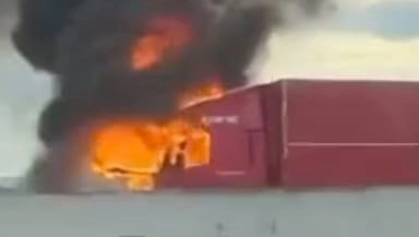 Tir in fiamme sulla autostrada A1 (Foto Welcome To Florence) Tir in fiamme sulla autostrada A1 (Foto Welcome To Florence)