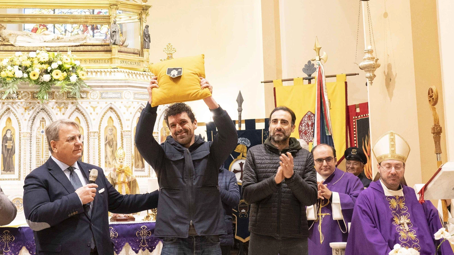 Cero S. Ubaldo Investitura per il Capodieci Cero S. Ubaldo Investitura per il Capodieci
